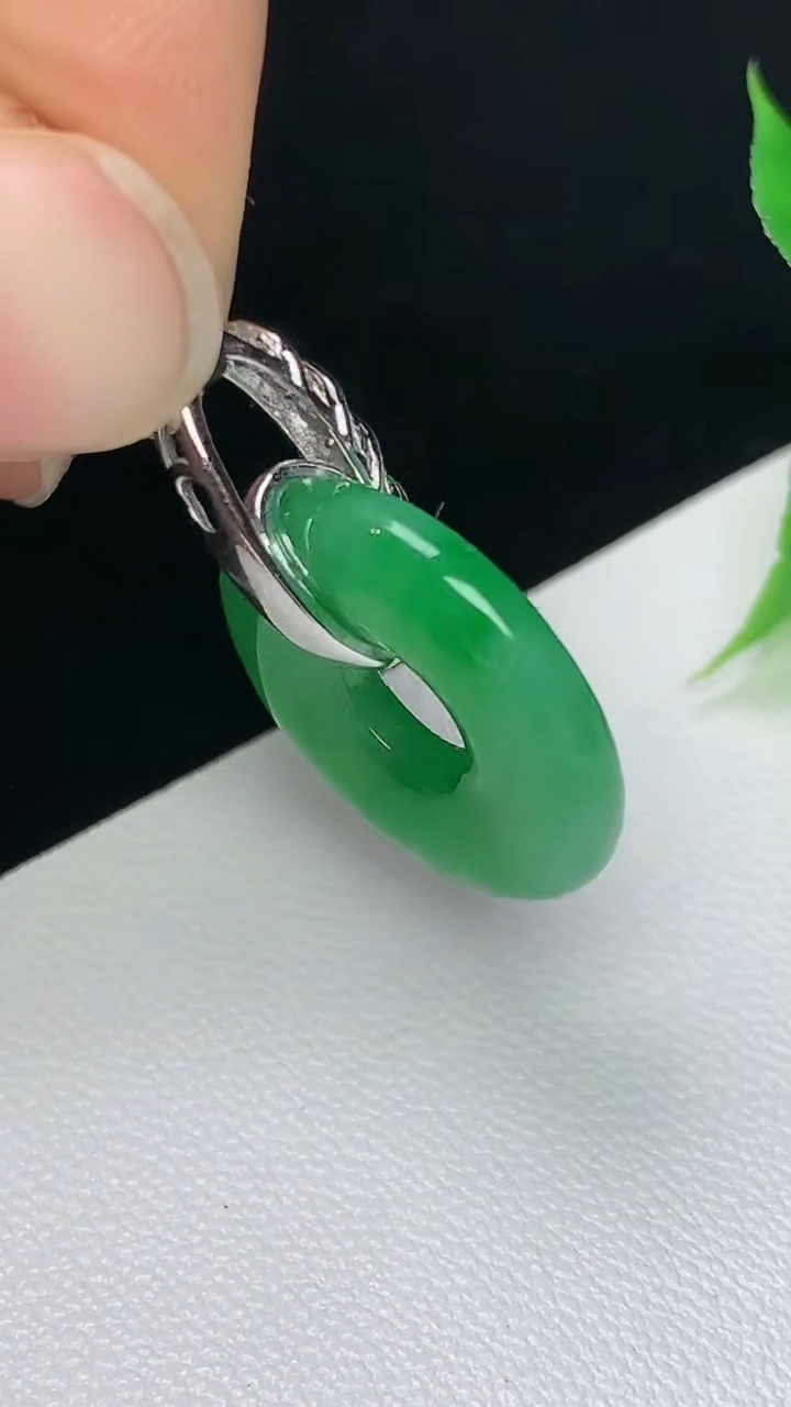 天然A货翡翠平安环吊坠，尺寸18.2-3.5，重量:3.10g
10月8日