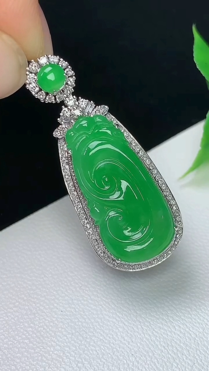 天然A货翡翠如意吊坠，尺寸34.3-13.8-6.9，裸石21.6-10.4，重量:4.19g
10