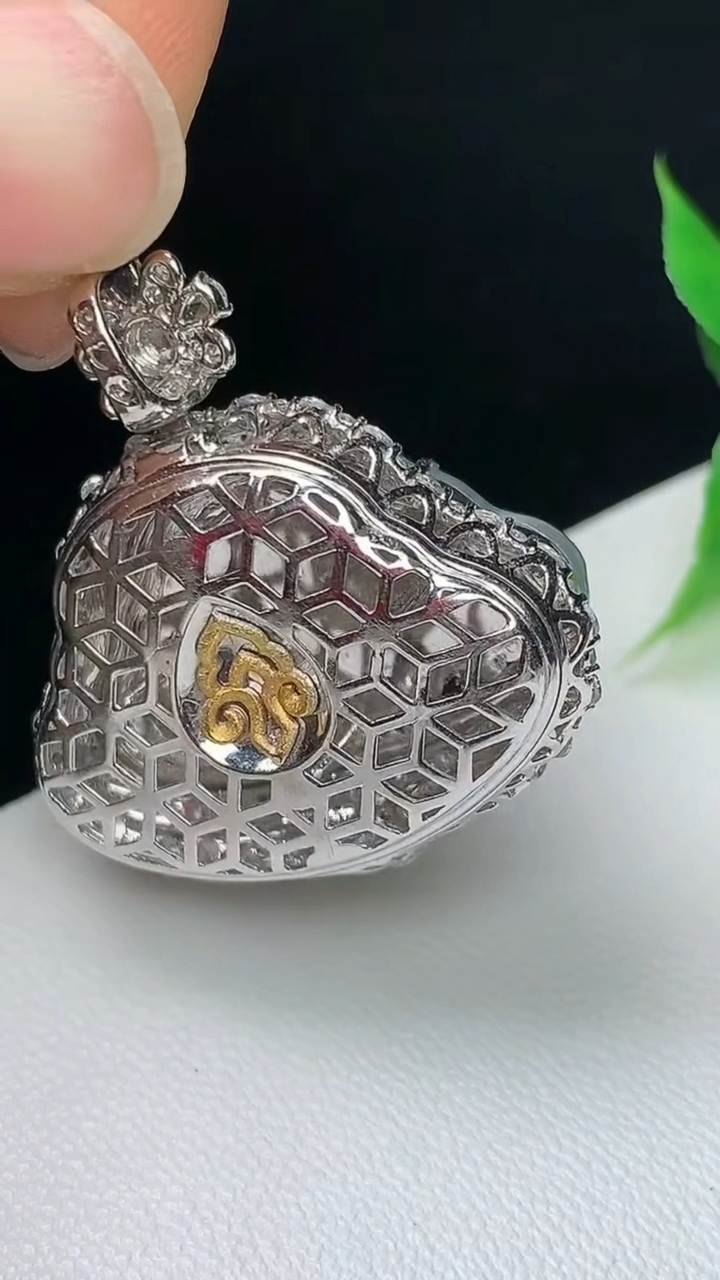 天然A货翡翠白冰佛公吊坠，尺寸30.2-28.4-11.5，裸石15.7-25.2，重量:9.02g
10月8日
