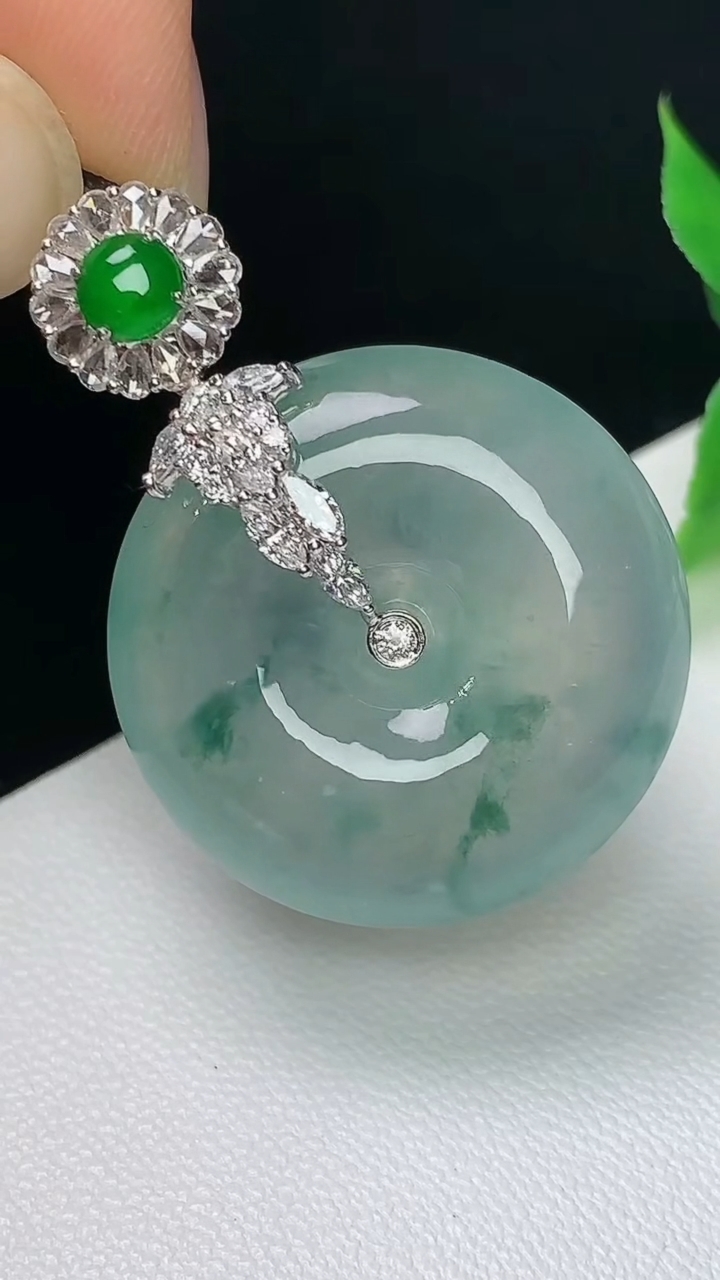 天然A货翡翠飘花平安扣吊坠，尺寸24.3-7.6，重量:11.32g
10月8日