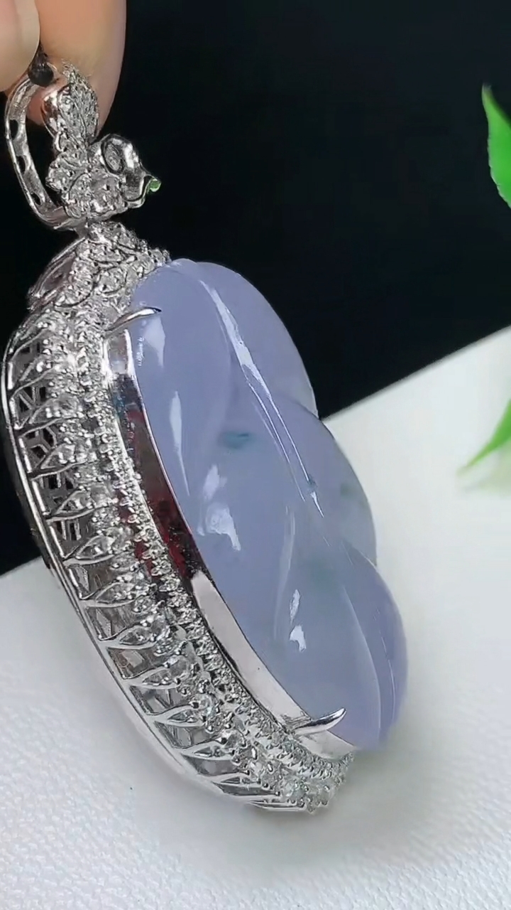 天然A货翡翠紫罗兰 飘花金枝玉叶 叶子吊坠，尺寸45.6-22-13.2，裸石29.5-17，重量:11.42g
10月8日