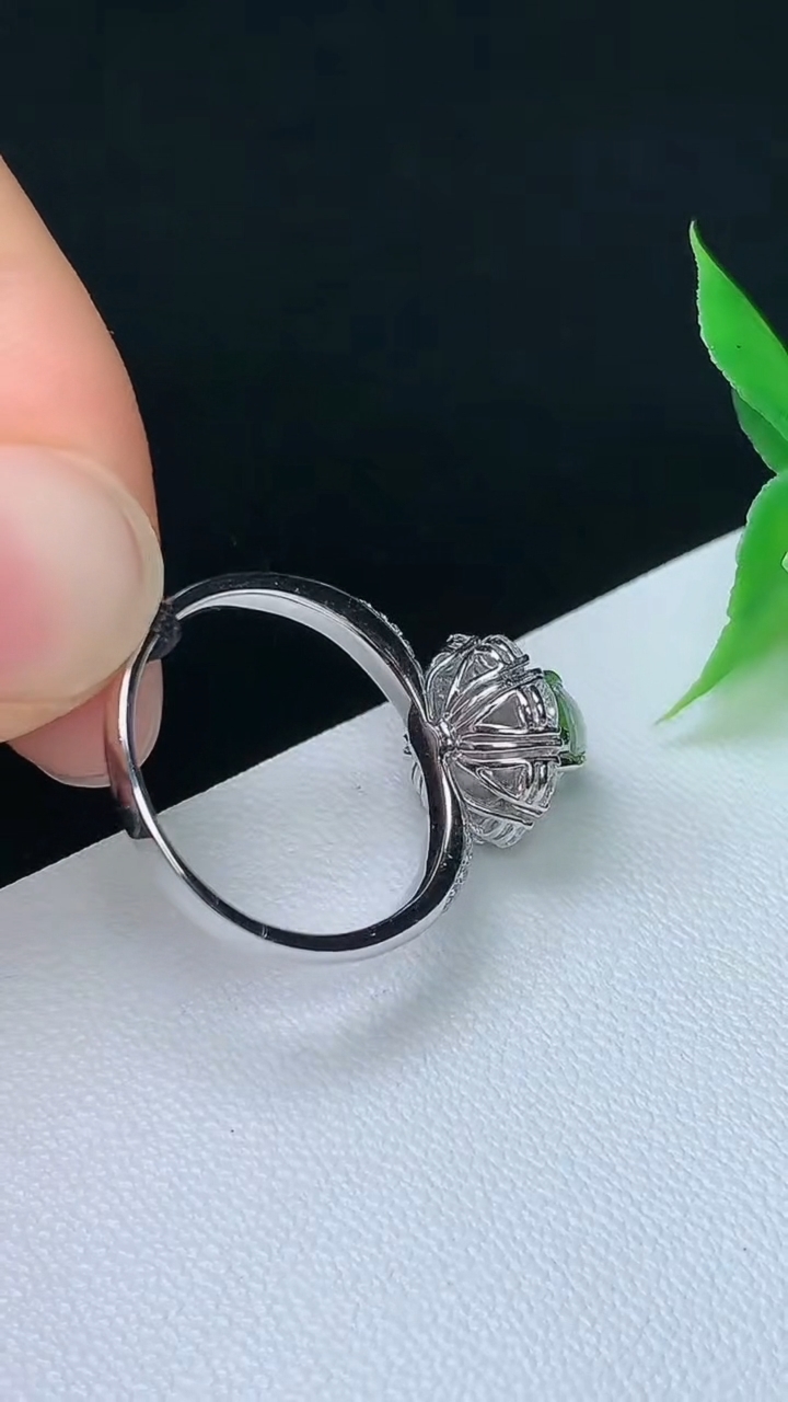 天然A货翡翠白冰蛋面戒指，尺寸16.9-6.4-6.3，重量:3.23g2026年10月8日
工厂直销收藏佳品,种好水足，色泽均匀，有种有色，上手高大气！