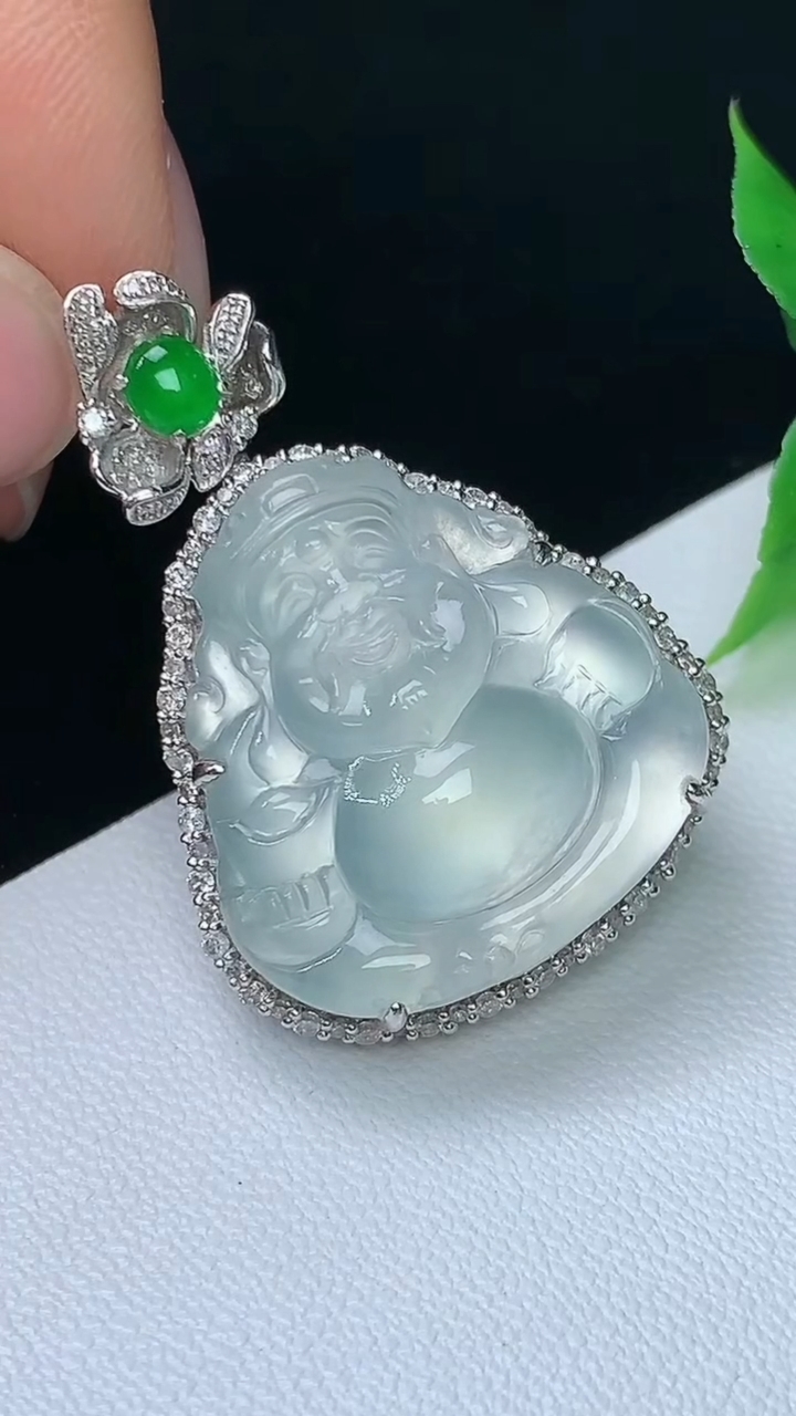 天然A货翡翠白冰财神爷吊坠，尺寸33.9-23.7-11，裸石21.8-21，重量:8.61g
10月8日
