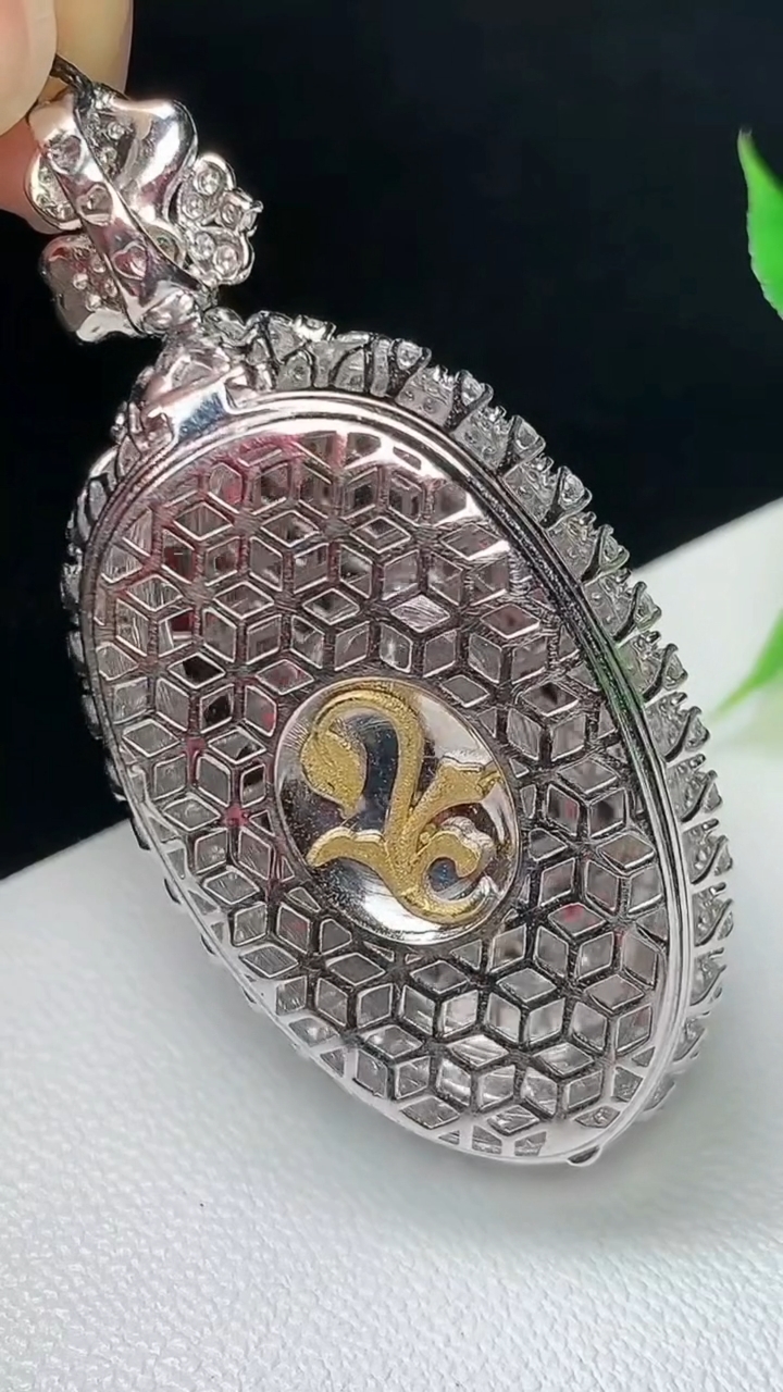 天然A货翡翠紫罗兰 飘花金枝玉叶 叶子吊坠，尺寸45.6-22-13.2，裸石29.5-17，重量:11.42g
10月8日