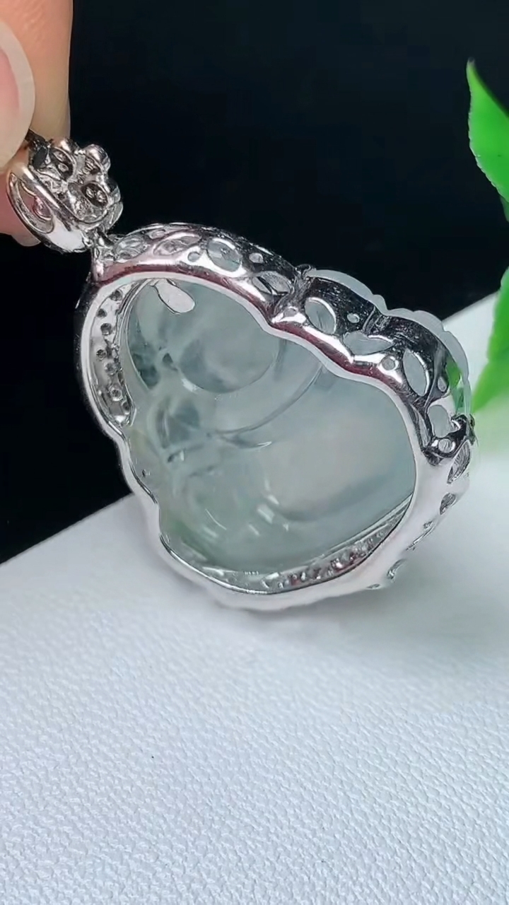 天然A货翡翠白冰佛公吊坠，尺寸35-20.9-25-9.5，重量:8.00g
10月8日