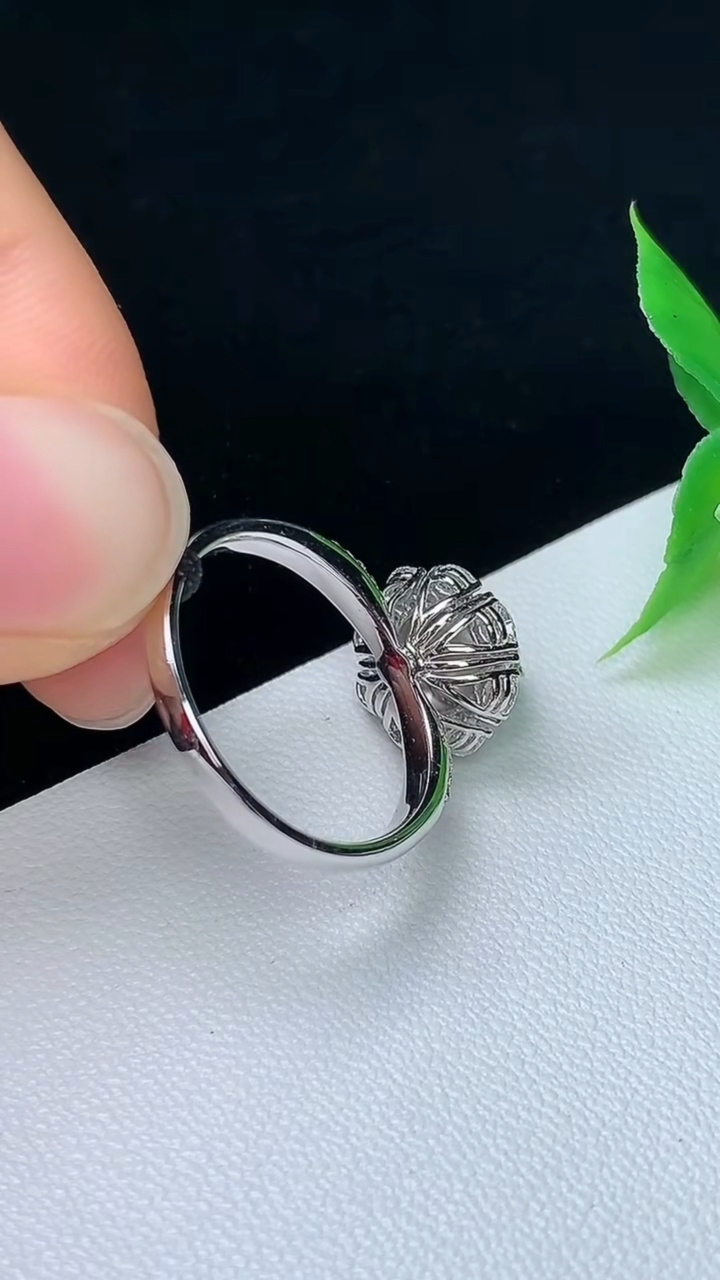 天然A货翡翠白冰蛋面戒指，尺寸16.9-6.4-6.3，重量:3.23g2026年10月8日
工厂直销收藏佳品,种好水足，色泽均匀，有种有色，上手高大气！