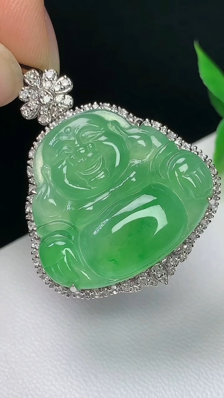 天然A货翡翠佛公吊坠，尺寸34.2-27.3-8.8，裸石21.8-24.6，重量:7.65g
10