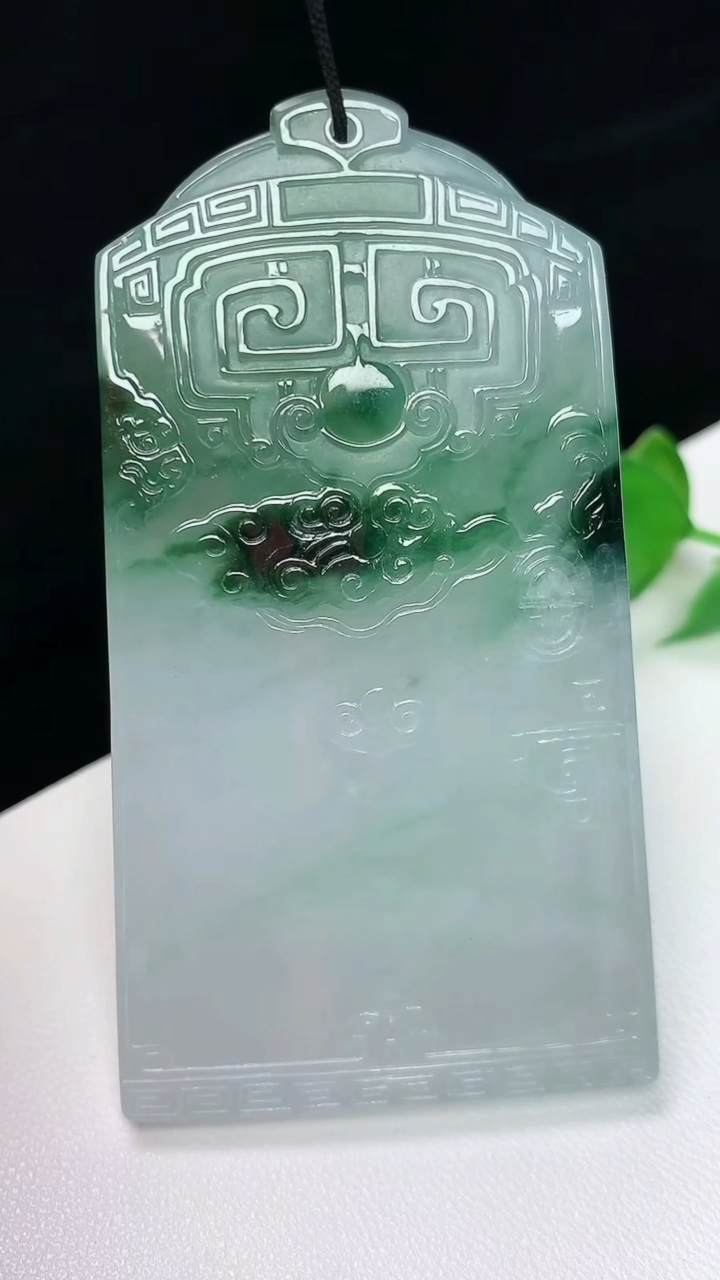天然A货翡翠仿古无事牌吊坠，尺寸69.4-38.3-5.6，重量:43.77g
10月8日