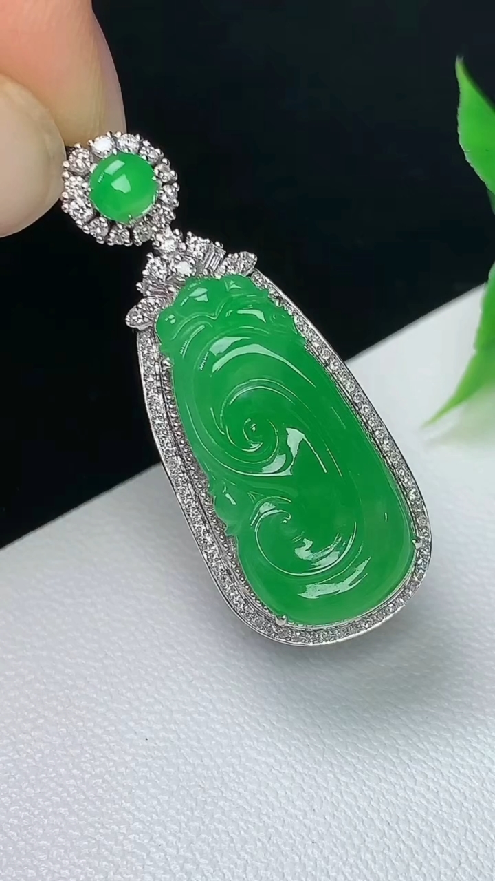 天然A货翡翠如意吊坠，尺寸34.3-13.8-6.9，裸石21.6-10.4，重量:4.19g
10月8日