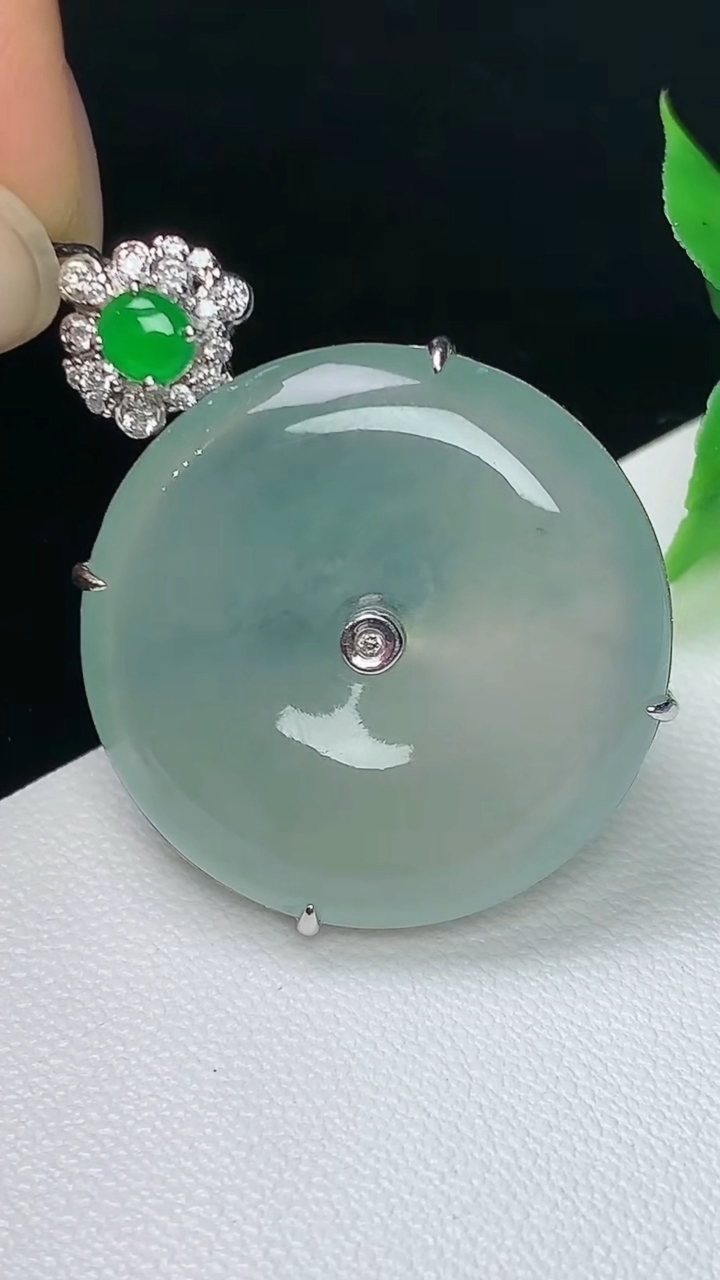 天然A货翡翠白冰平安扣吊坠，尺寸26.2-7，重量:9.82g
10月8日