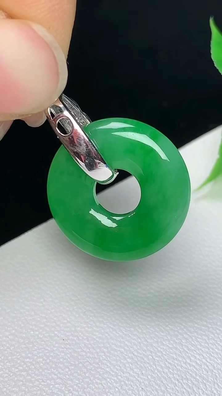 天然A货翡翠平安环吊坠，尺寸18.2-3.5，重量:3.10g
10月8日