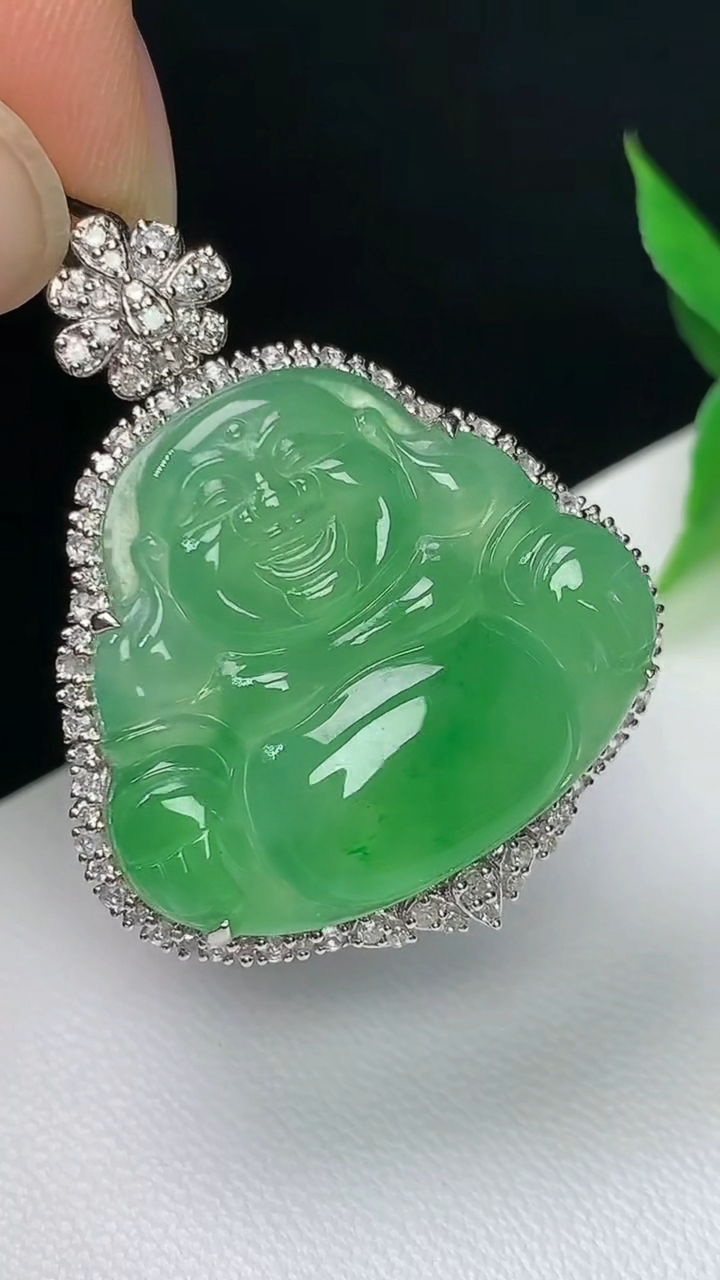 天然A货翡翠佛公吊坠，尺寸34.2-27.3-8.8，裸石21.8-24.6，重量:7.65g
10月8日