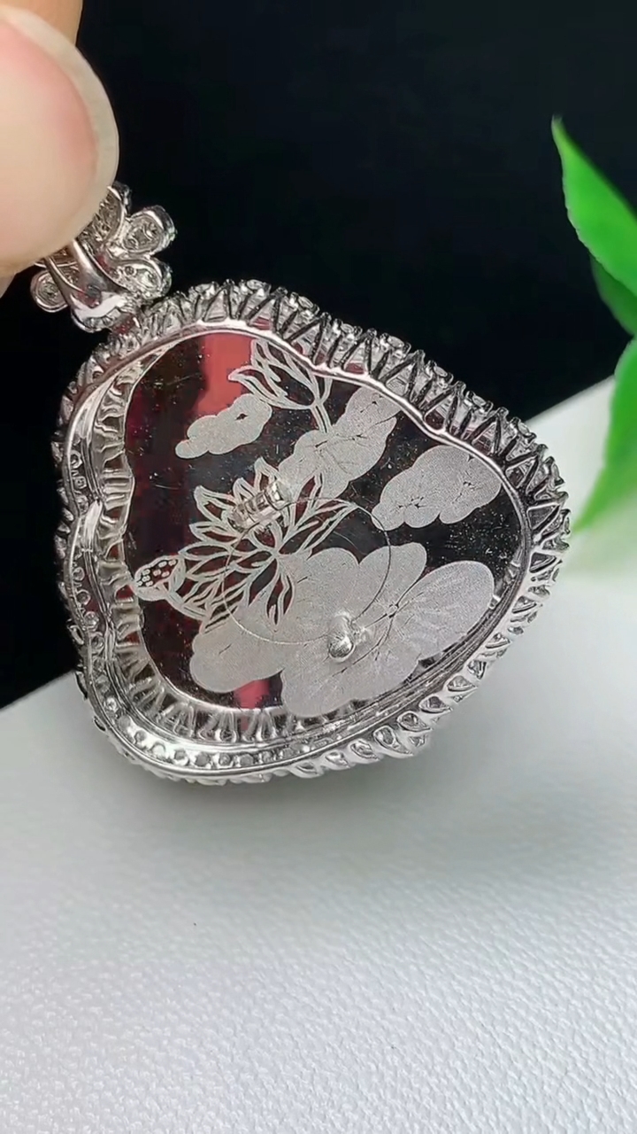 天然A货翡翠佛公吊坠，尺寸34.2-27.3-8.8，裸石21.8-24.6，重量:7.65g
10月8日
