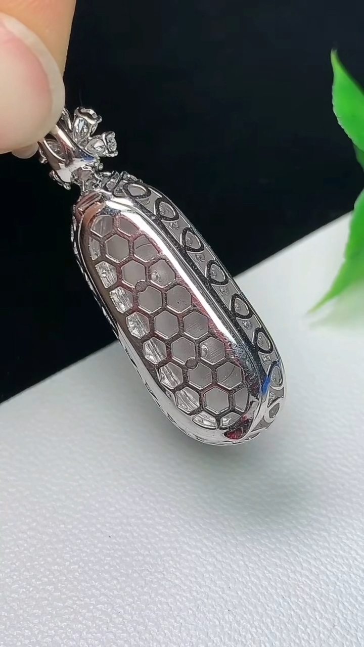 天然A货翡翠福瓜吊坠，尺寸32.8-11.6-8.2，裸石22-8，重量:4.82g
10月8日