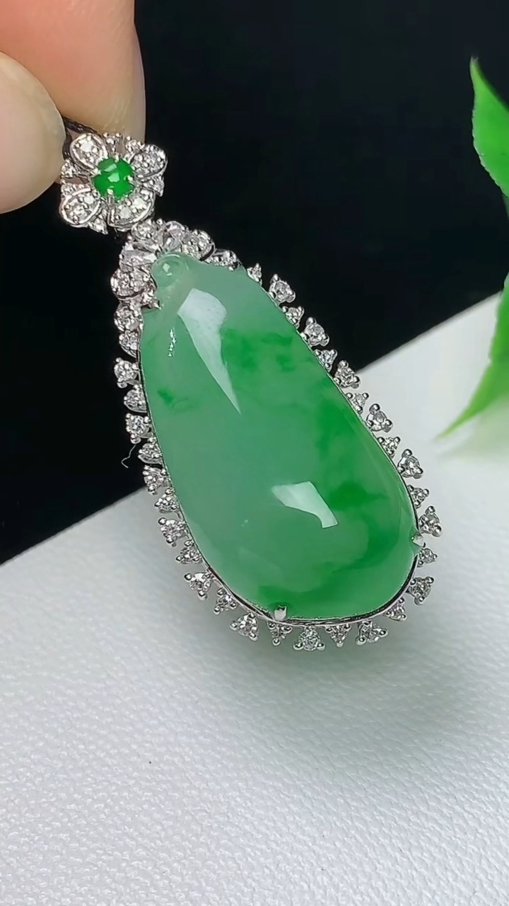 天然A货翡翠福瓜吊坠，尺寸34.5-15-11.3，裸石23.6-12，重量:4.55g
10月8日