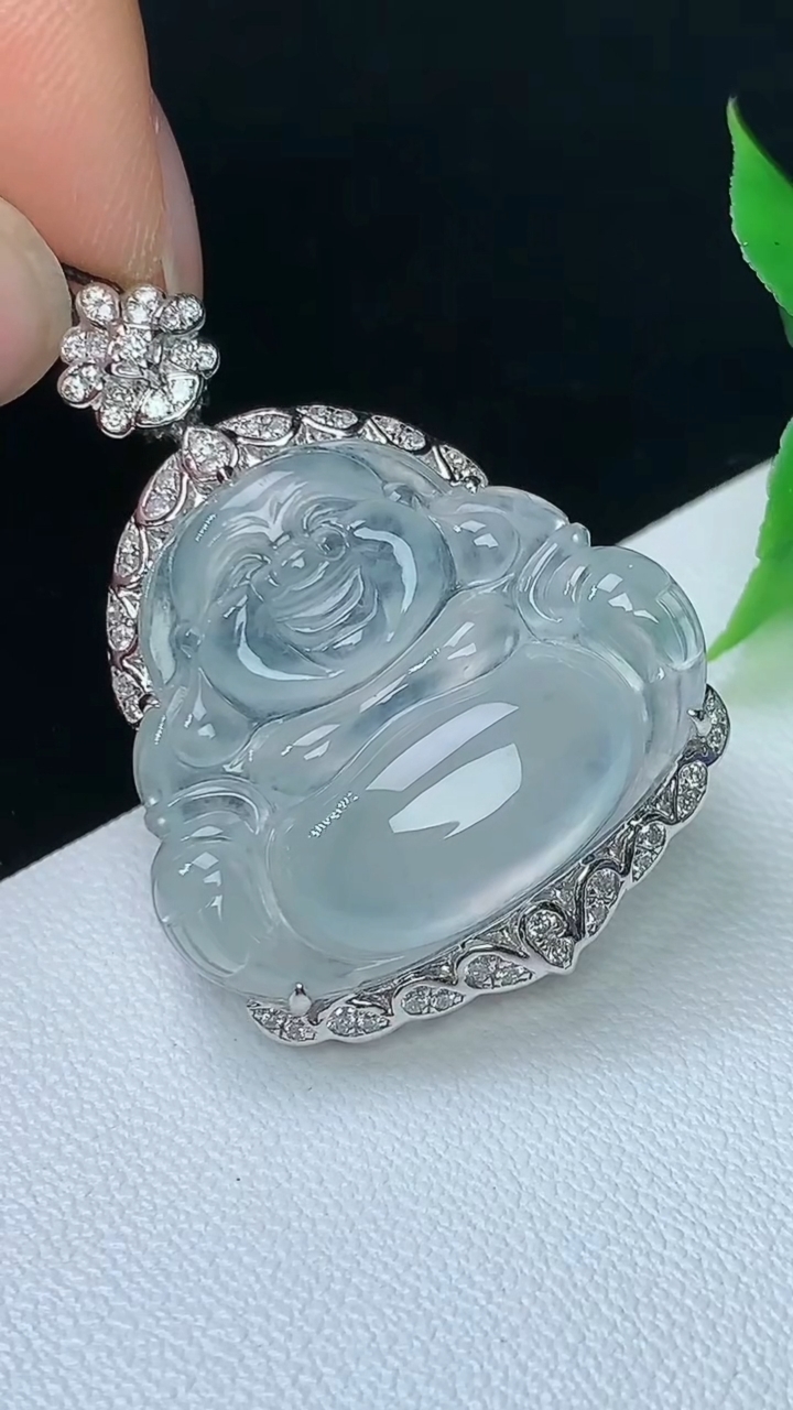 天然A货翡翠白冰佛公吊坠，尺寸35-20.9-25-9.5，重量:8.00g
10月8日
