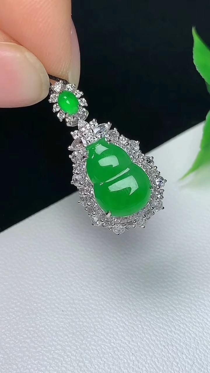 天然A货翡翠葫芦吊坠，尺寸24.5-12.3-8.8，裸石11.2-7.8，重量:3.46g
10月