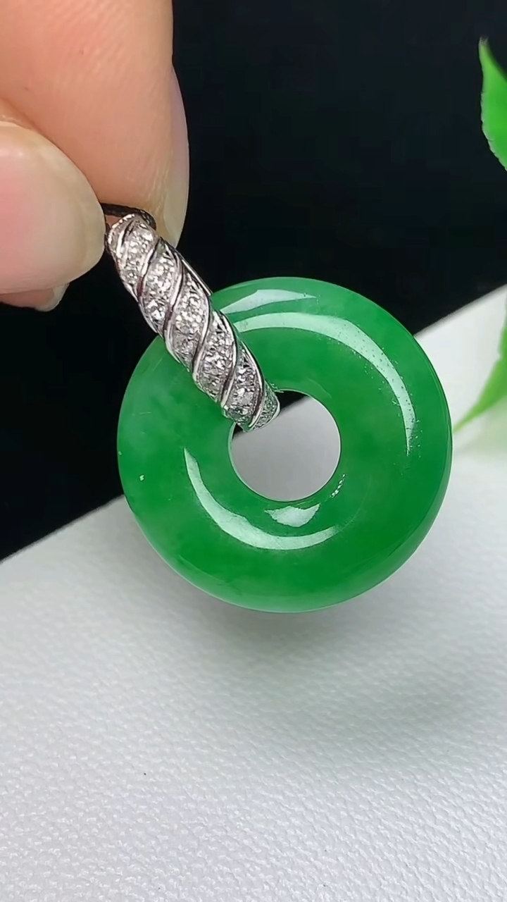 天然A货翡翠平安环吊坠，尺寸18.2-3.5，重量:3.10g
10月8日