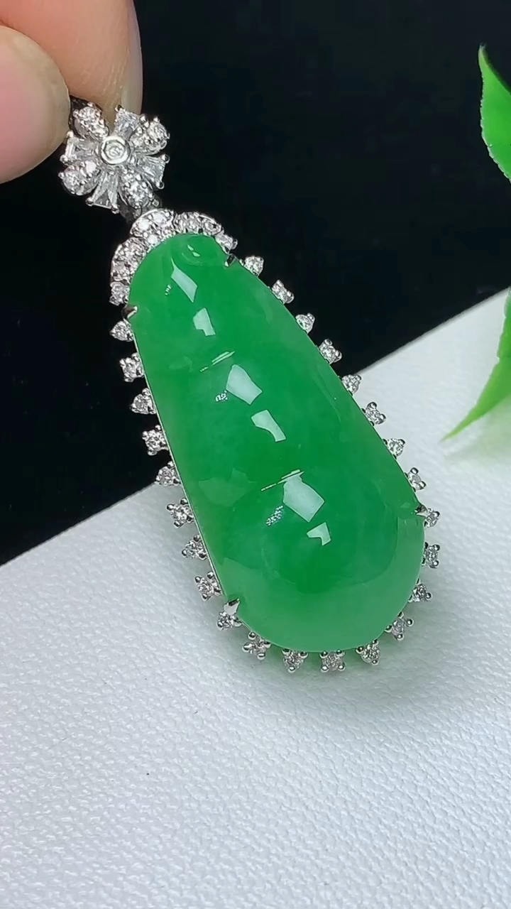 天然A货翡翠福豆吊坠，尺寸38.6-15-11.8，裸石26-12.6，重量:5.27g
10月8日