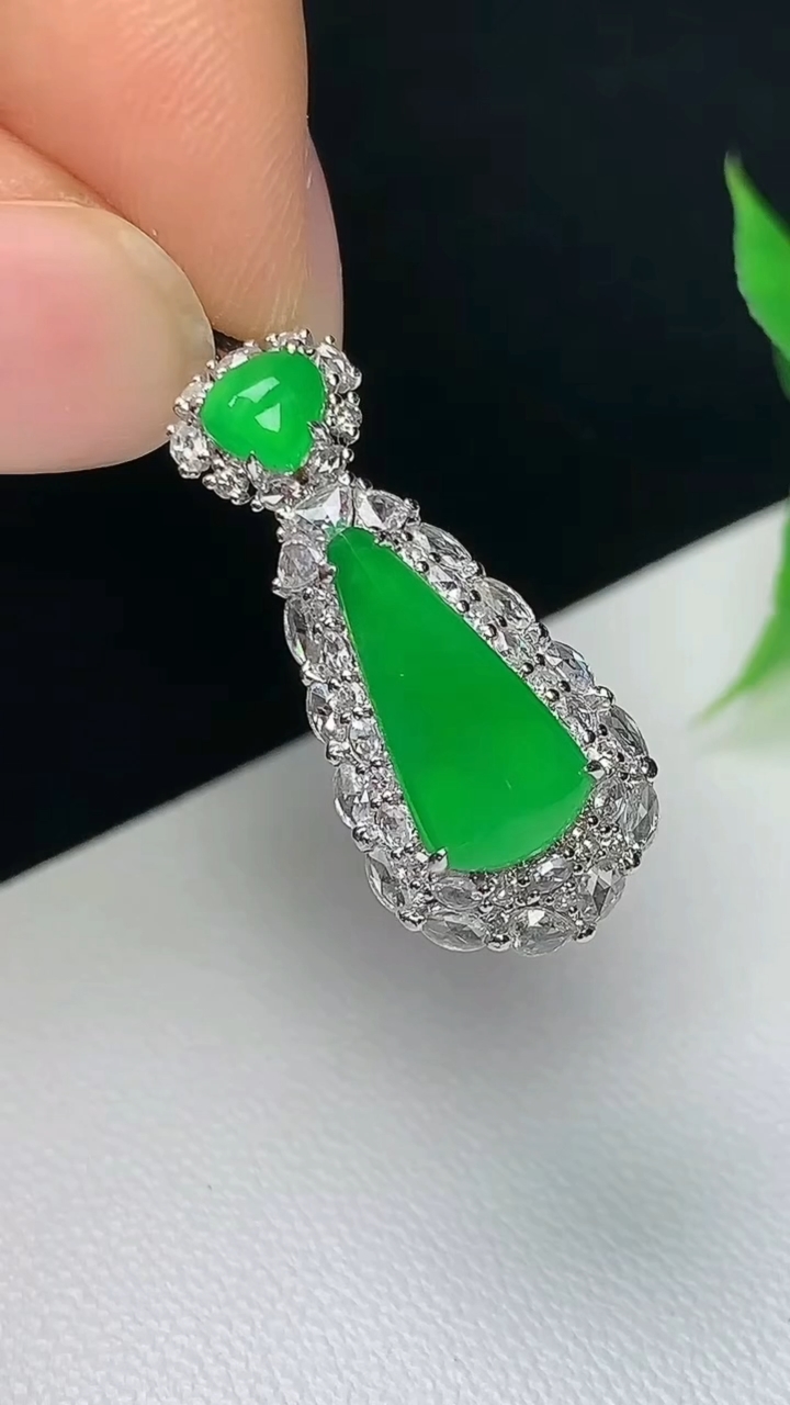 天然A货翡翠水滴吊坠，尺寸25-10.9-10.7，裸石13-6，重量:3.13g
10月8日