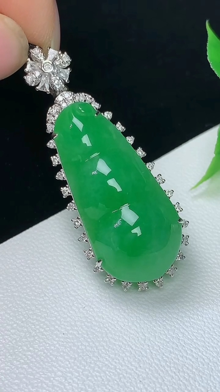天然A货翡翠福豆吊坠，尺寸38.6-15-11.8，裸石26-12.6，重量:5.27g
10月8日