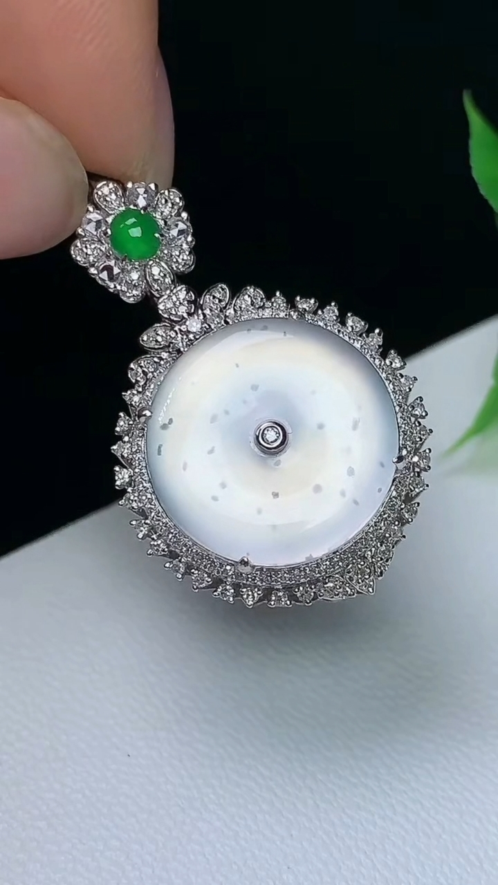 天然A货翡翠白冰平安扣吊坠，尺寸29.3-19-9.8，裸石14.5，重量:4.80g
10月8日