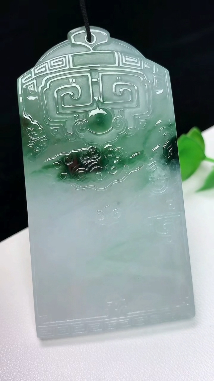 天然A货翡翠仿古无事牌吊坠，尺寸69.4-38.3-5.6，重量:43.77g
10月8日