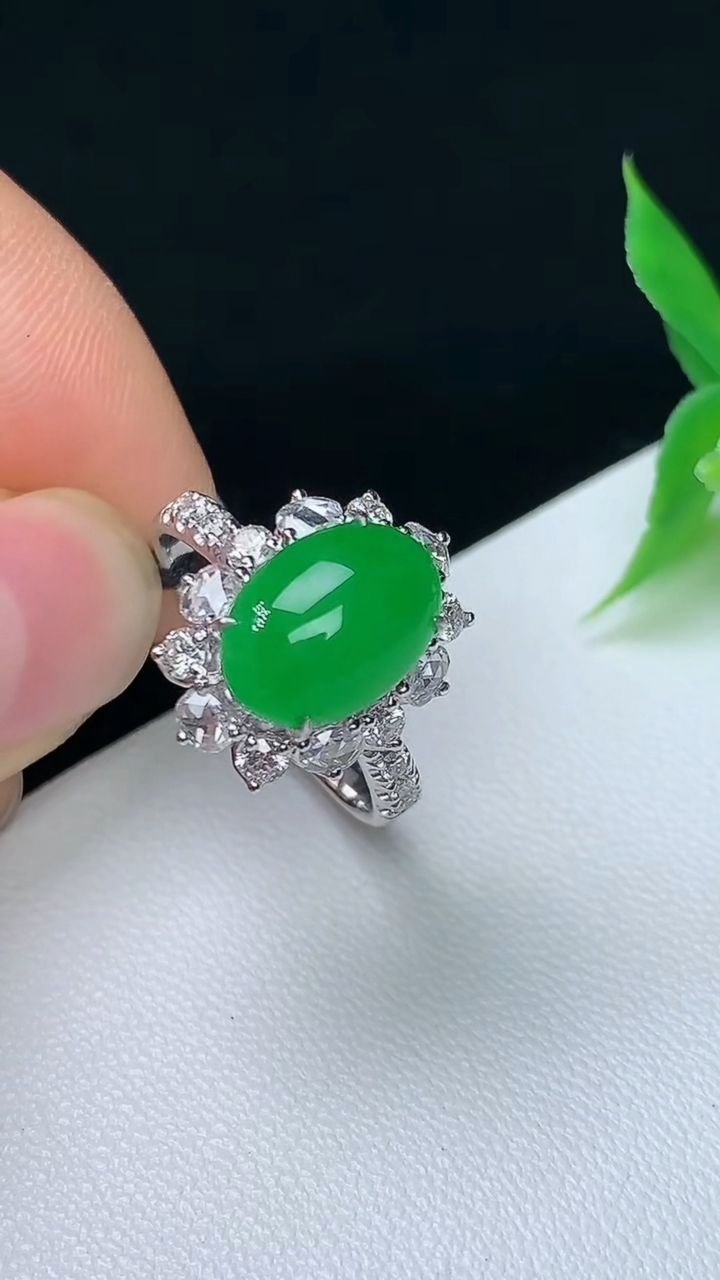 天然A货翡翠蛋面戒指，尺寸17.3-10.6-7.6，重量:3.66g2026年10月8日
工厂直销收藏佳品,种好水足，色泽均匀，有种有色，上手高大气！