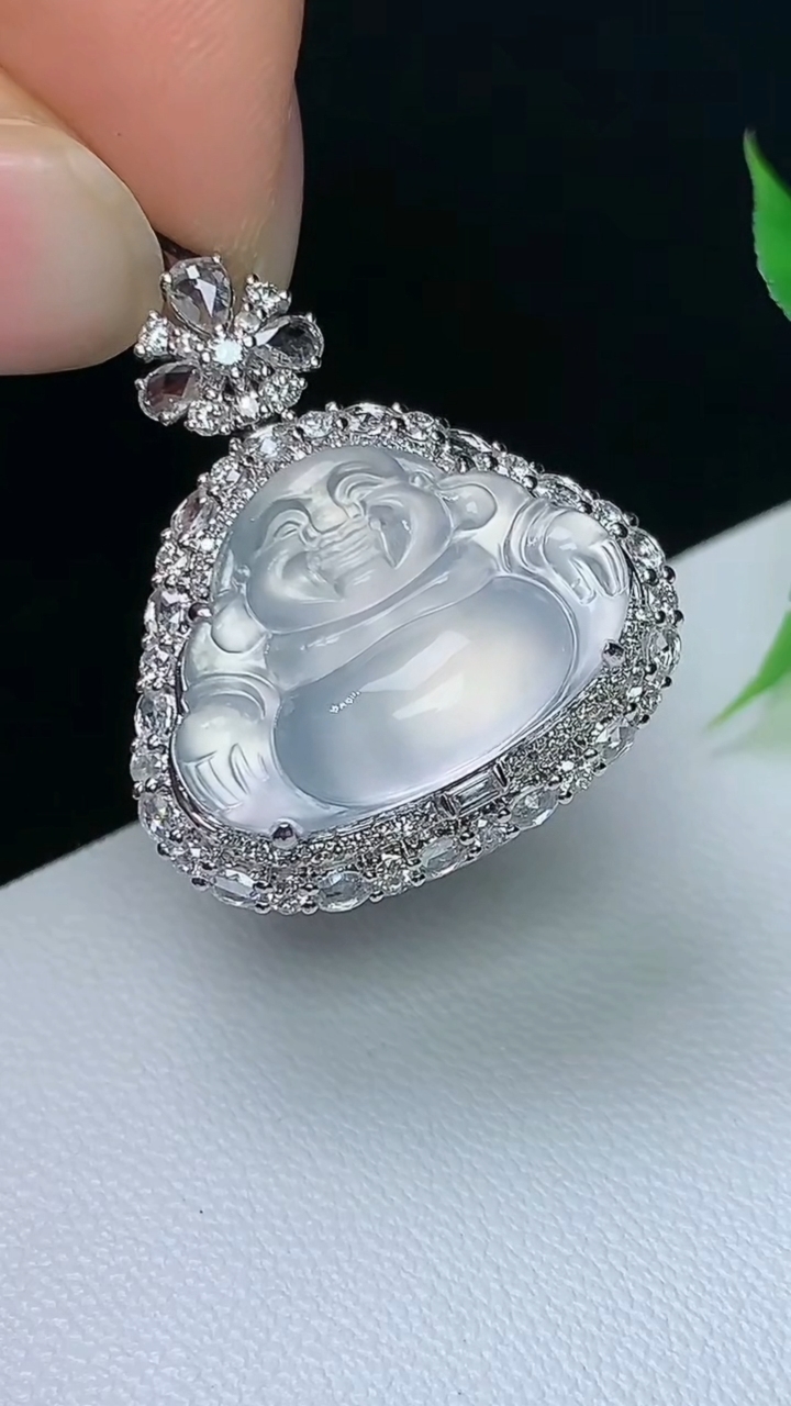 天然A货翡翠白冰佛公吊坠，尺寸25.5-22.4-11.8，裸石13-18.3，重量:5.41g
10月8日