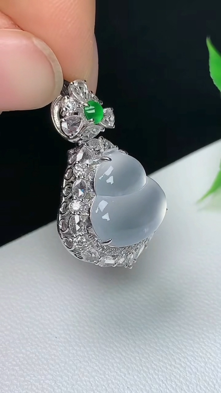 天然A货翡翠白冰葫芦吊坠，尺寸25.7-15.9-11，裸石12.5-12.7，重量:3.88g
10月8日