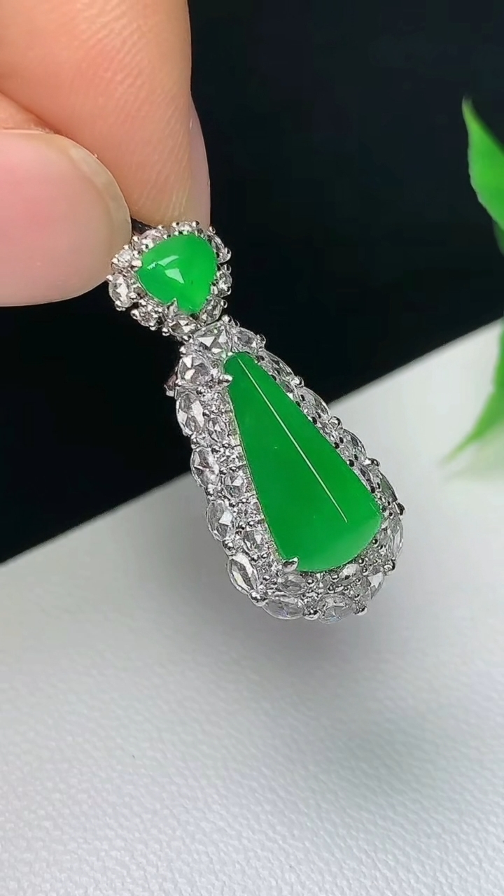天然A货翡翠水滴吊坠，尺寸25-10.9-10.7，裸石13-6，重量:3.13g
10月8日