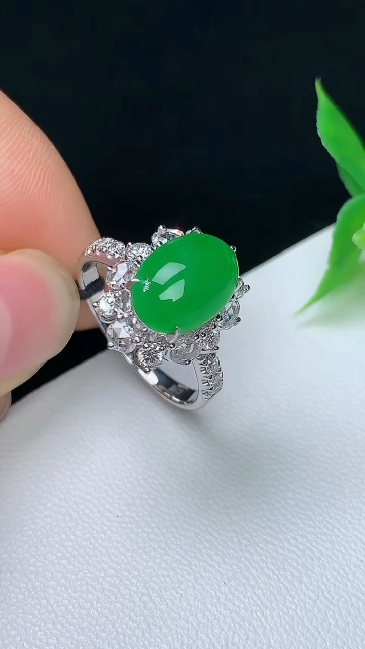 天然A货翡翠蛋面戒指，尺寸17.3-10.6-7.6，重量:3.66g2026年10月8日
工厂直销
