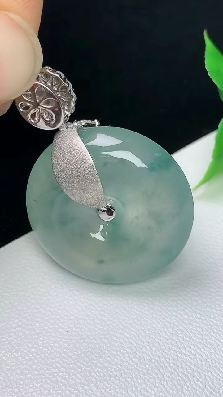 天然A货翡翠飘花平安扣吊坠，尺寸24.3-7.6，重量:11.32g
10月8日