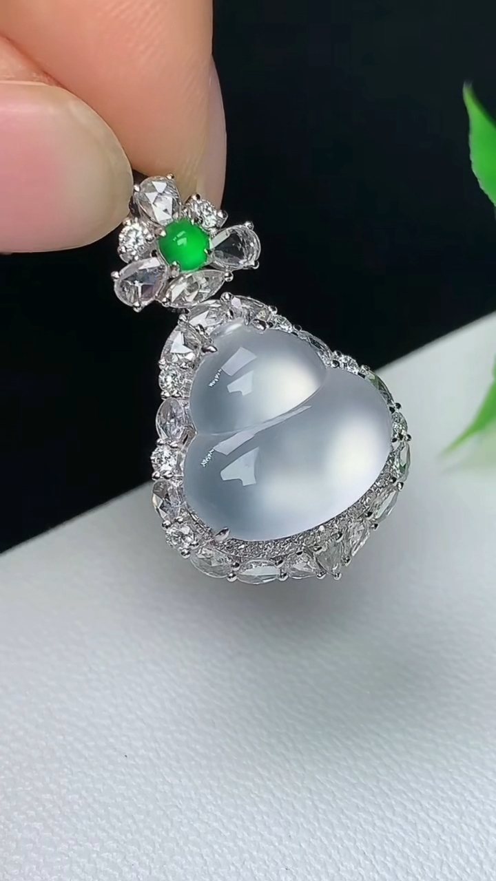 天然A货翡翠白冰葫芦吊坠，尺寸25.7-15.9-11，裸石12.5-12.7，重量:3.88g
10月8日