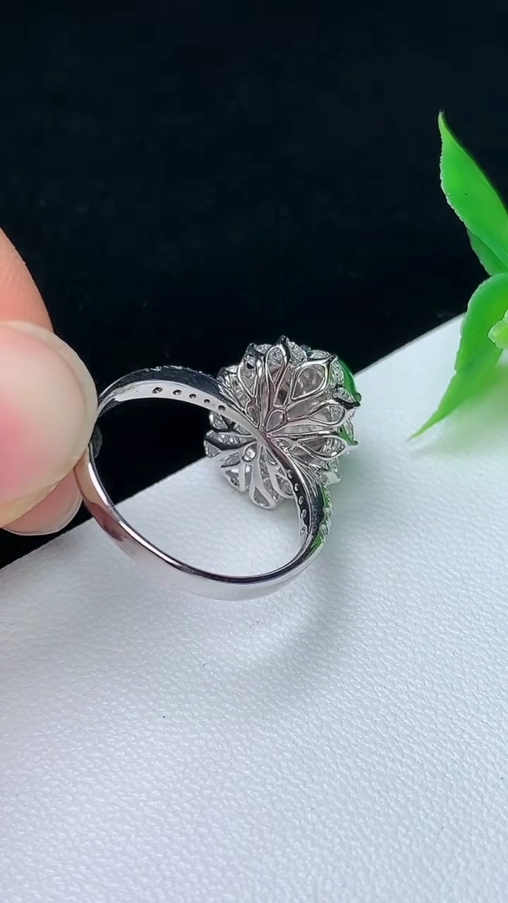 天然A货翡翠蛋面戒指，尺寸17.3-10.6-7.6，重量:3.66g2026年10月8日
工厂直销收藏佳品,种好水足，色泽均匀，有种有色，上手高大气！