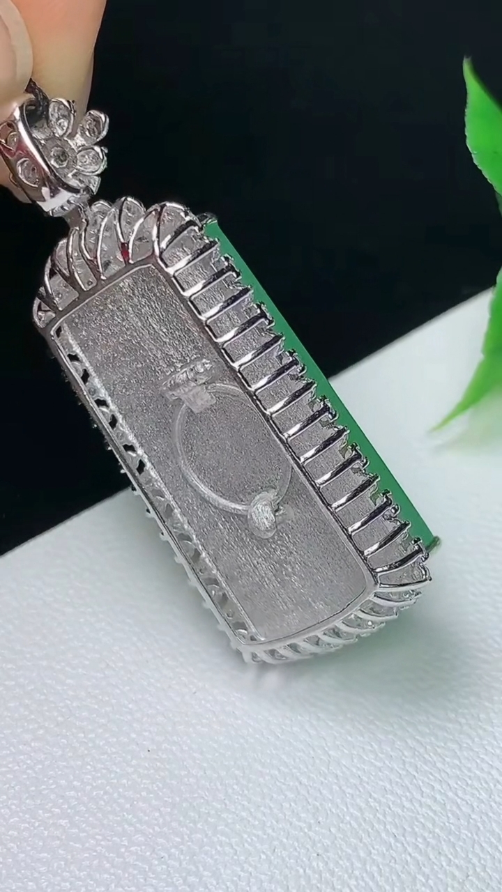 天然A货翡翠平安柱吊坠，尺寸38.9-15.6-10，裸石25.6-12.4，重量:8.70g
10月8日