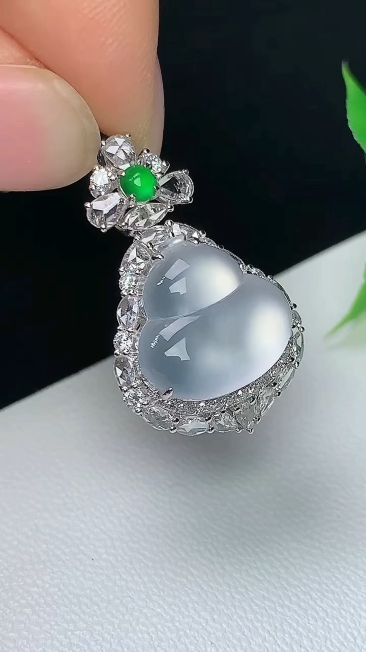 天然A货翡翠白冰葫芦吊坠，尺寸25.7-15.9-11，裸石12.5-12.7，重量:3.88g
1