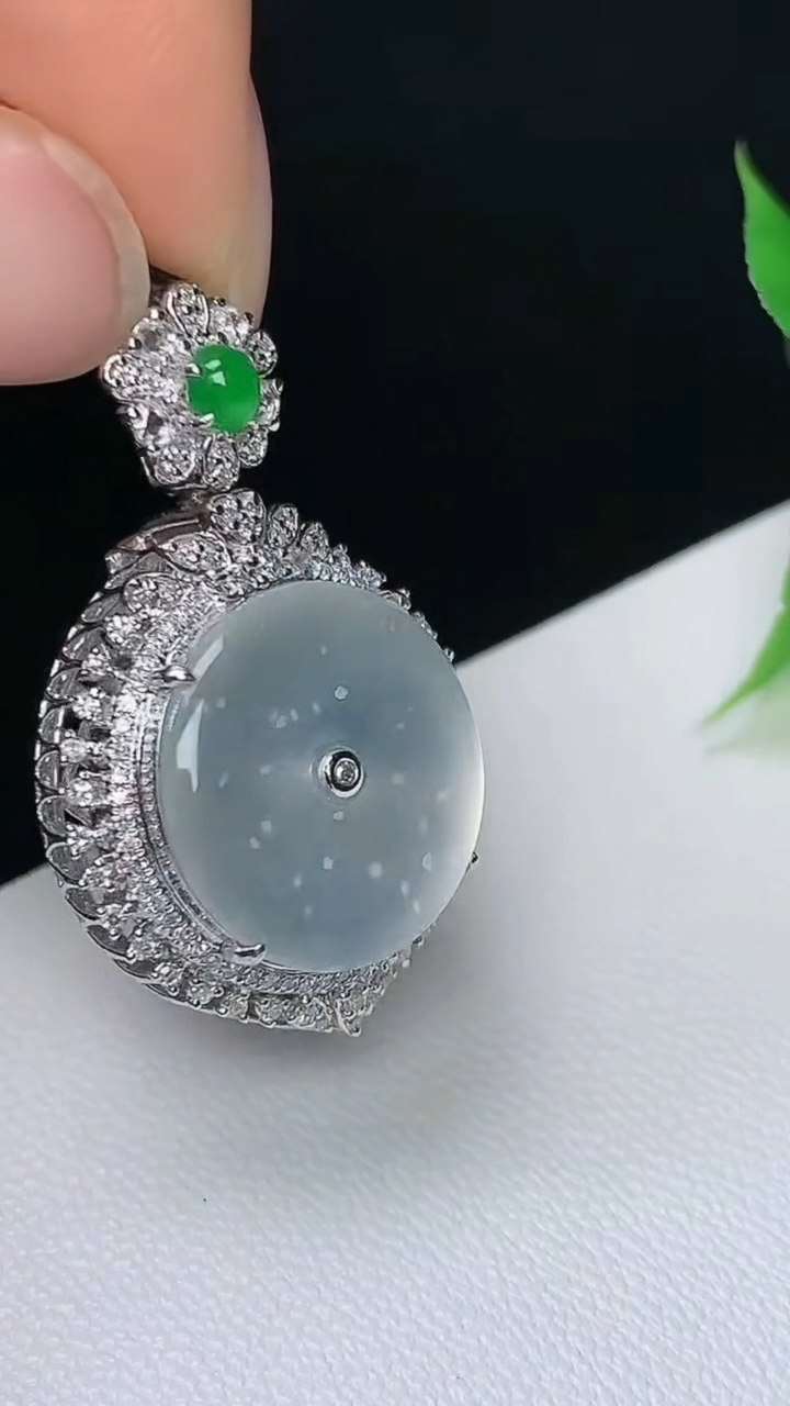 天然A货翡翠白冰平安扣吊坠，尺寸29.3-19-9.8，裸石14.5，重量:4.80g
10月8日
