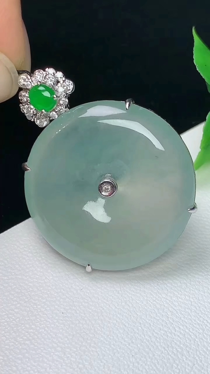 天然A货翡翠白冰平安扣吊坠，尺寸26.2-7，重量:9.82g
10月8日