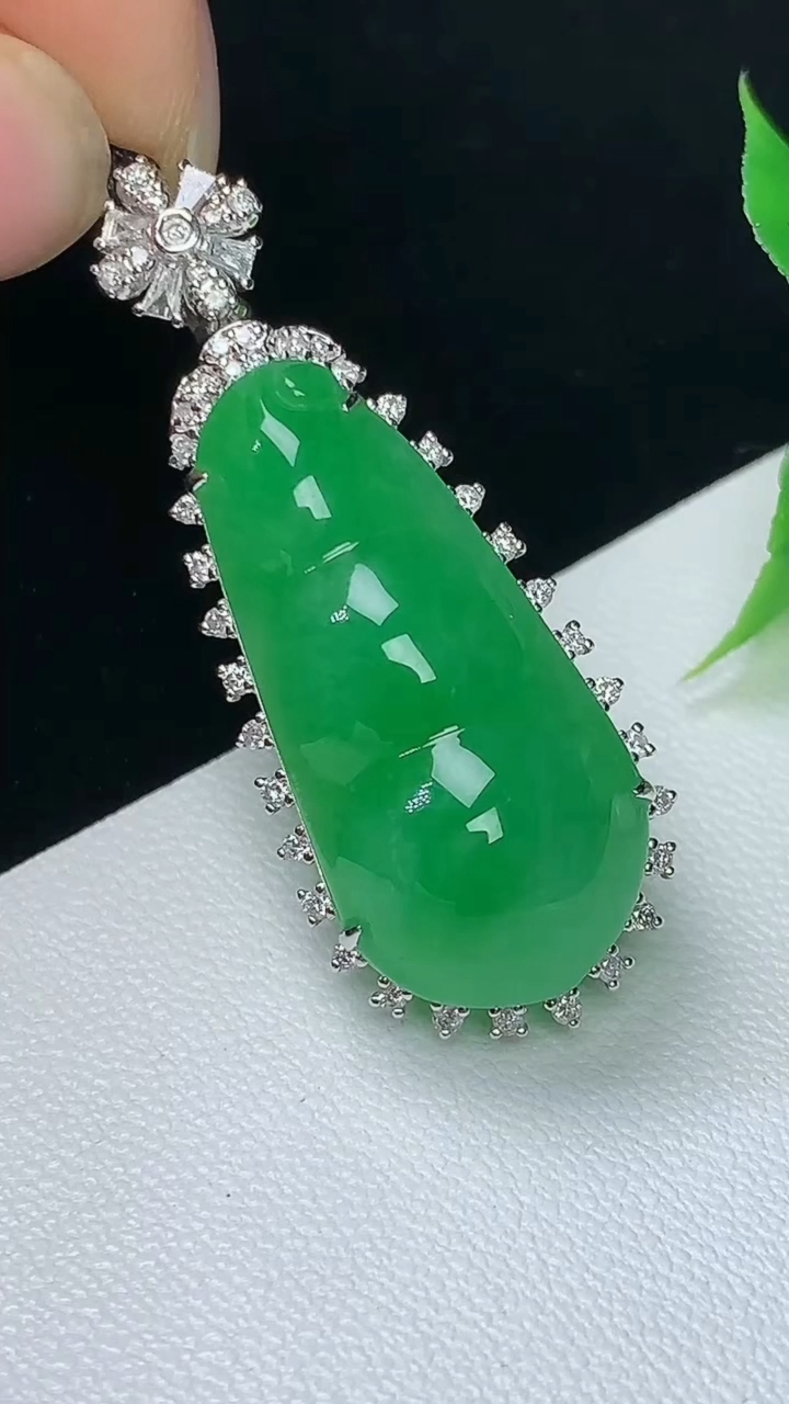 天然A货翡翠福豆吊坠，尺寸38.6-15-11.8，裸石26-12.6，重量:5.27g
10月8日