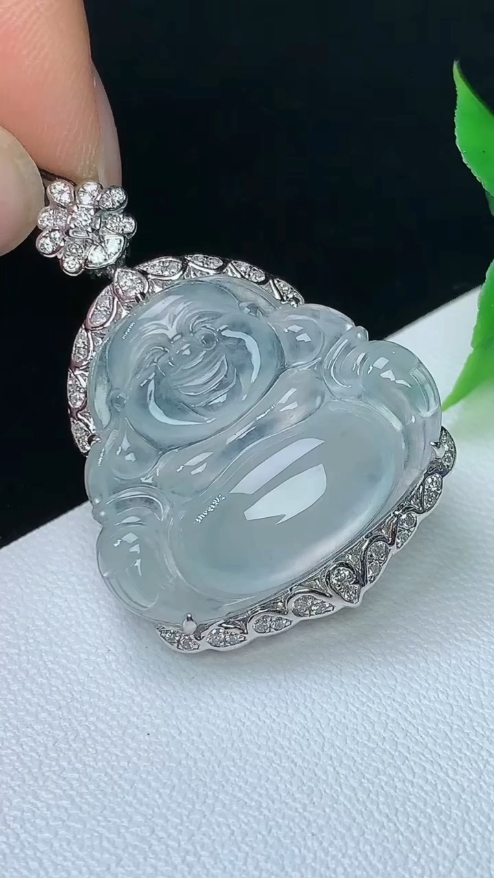 天然A货翡翠白冰佛公吊坠，尺寸35-20.9-25-9.5，重量:8.00g
10月8日
