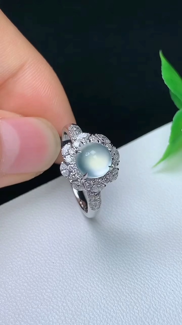 天然A货翡翠白冰蛋面戒指，尺寸16.9-6.4-6.3，重量:3.23g2026年10月8日
工厂直销收藏佳品,种好水足，色泽均匀，有种有色，上手高大气！