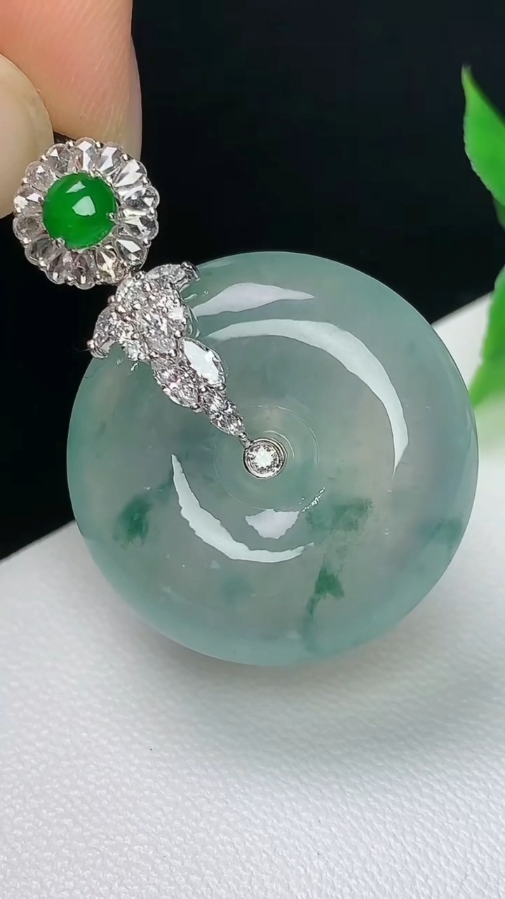 天然A货翡翠飘花平安扣吊坠，尺寸24.3-7.6，重量:11.32g
10月8日