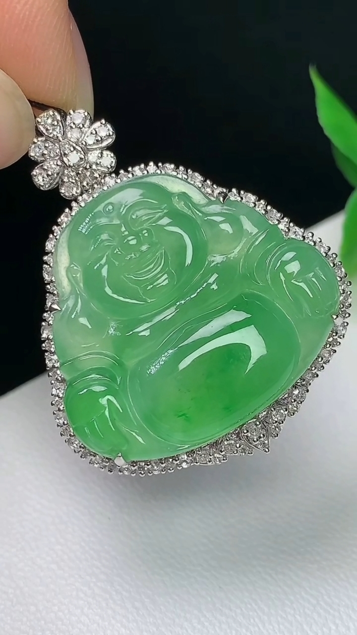 天然A货翡翠佛公吊坠，尺寸34.2-27.3-8.8，裸石21.8-24.6，重量:7.65g
10月8日