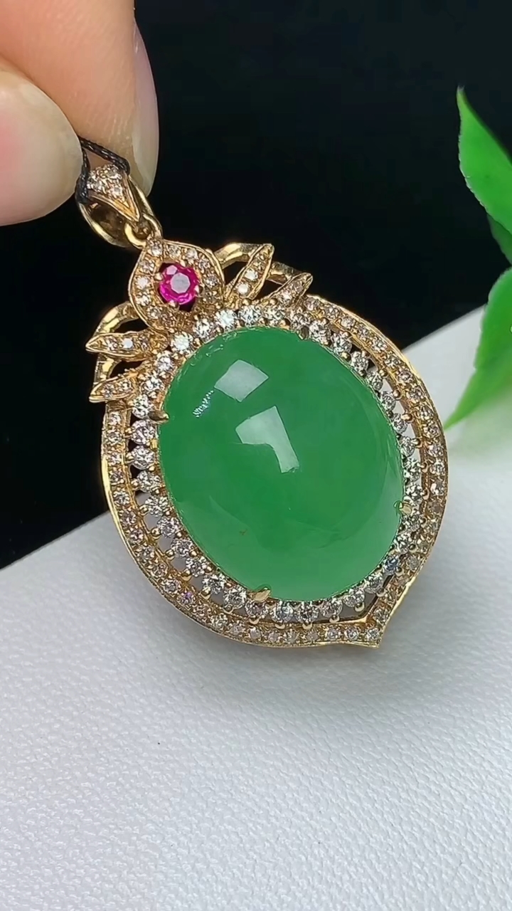 天然A货翡翠蛋面吊坠，尺寸36.6-21.4-10.4，裸石17.4-14.4，重量:8.01g
10月8日