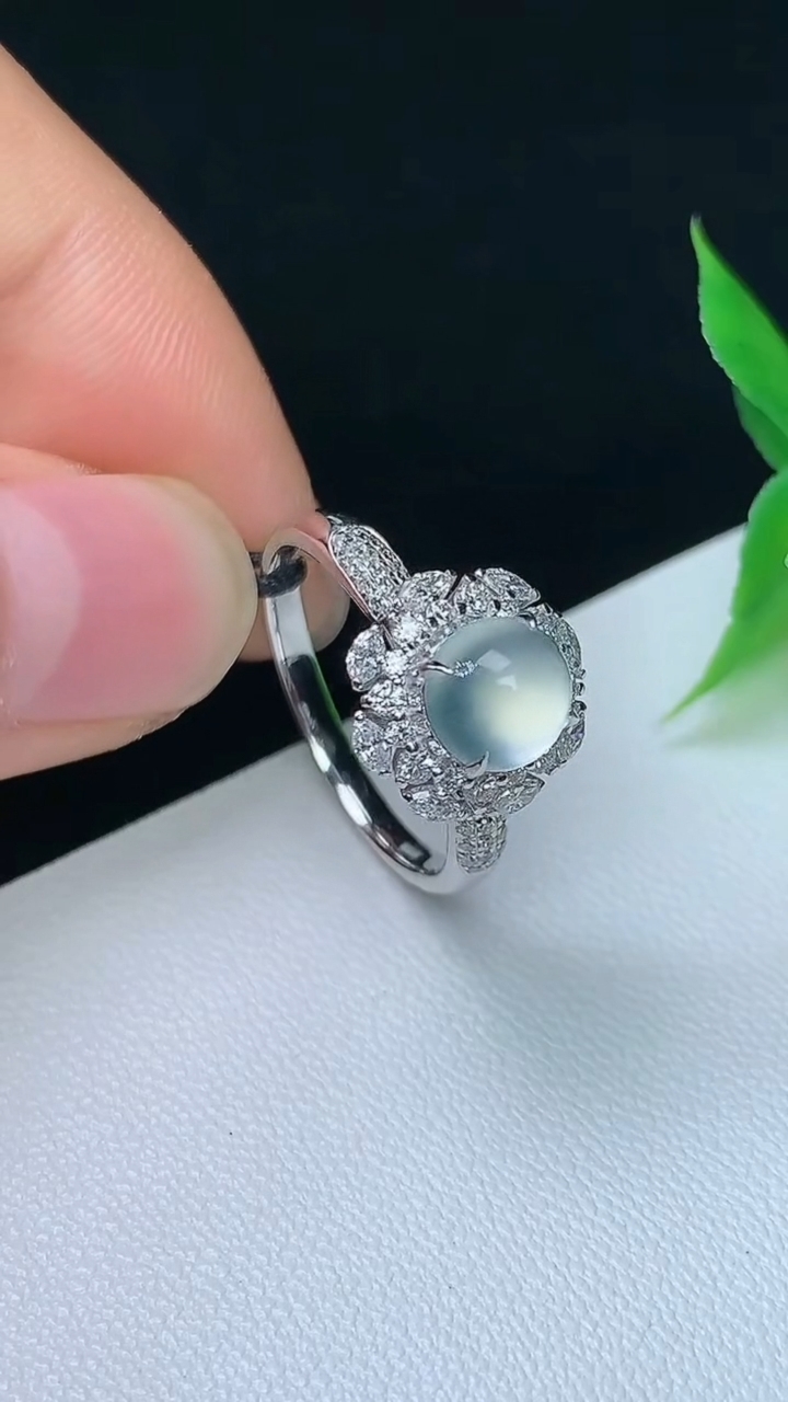 天然A货翡翠白冰蛋面戒指，尺寸16.9-6.4-6.3，重量:3.23g2026年10月8日
工厂直