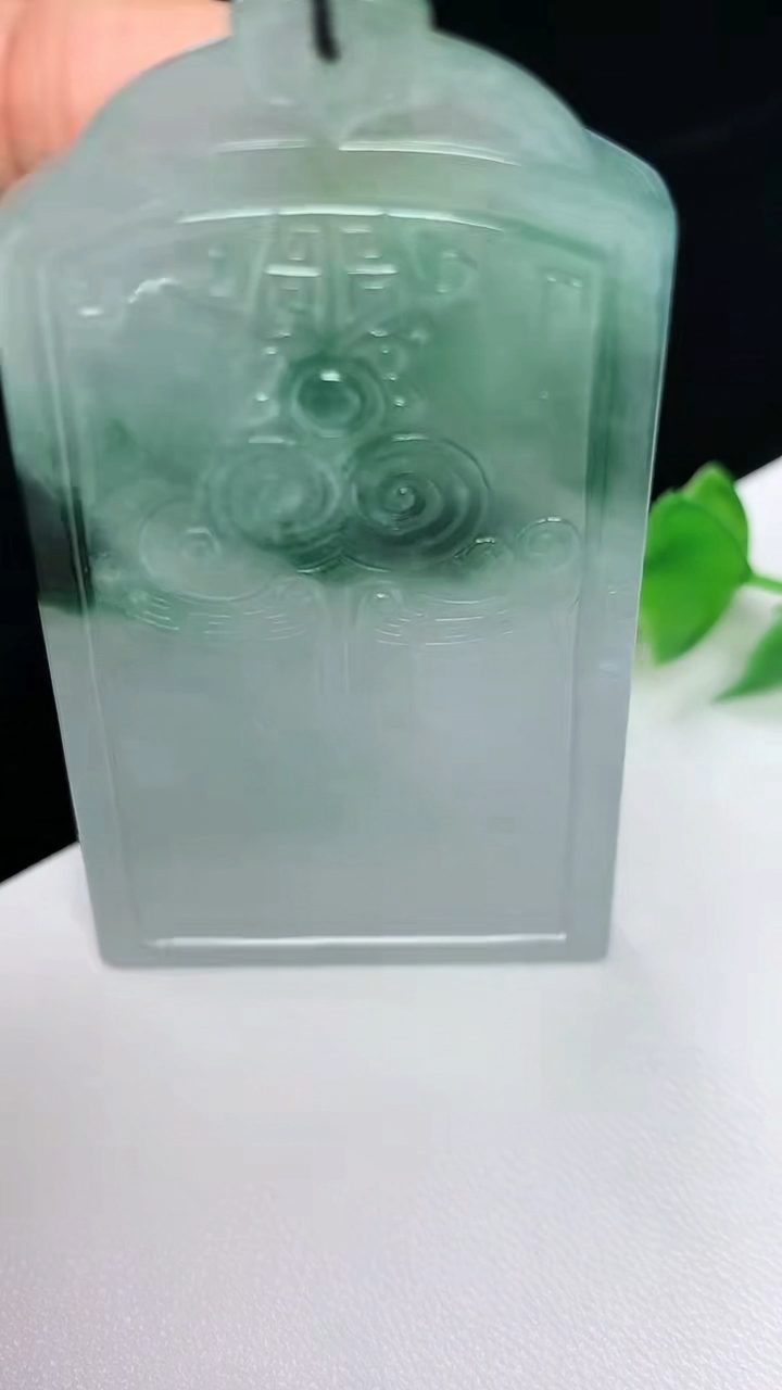 天然A货翡翠仿古无事牌吊坠，尺寸69.4-38.3-5.6，重量:43.77g
10月8日