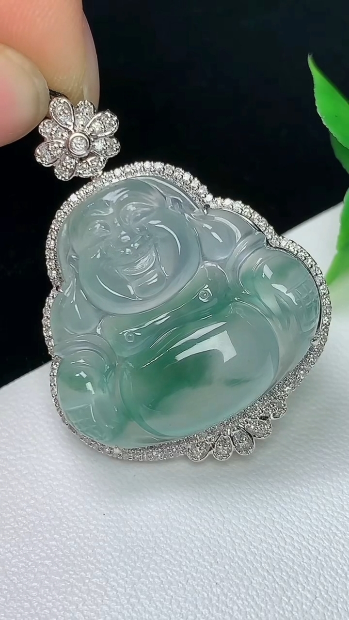天然A货翡翠飘花佛公吊坠，尺寸37.7-28-9.6，裸石24-25.8，重量:8.29g
10月8