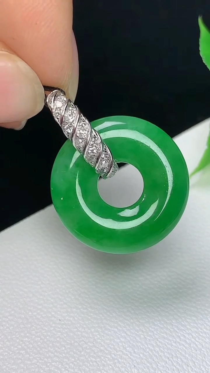 天然A货翡翠平安环吊坠，尺寸18.2-3.5，重量:3.10g
10月8日