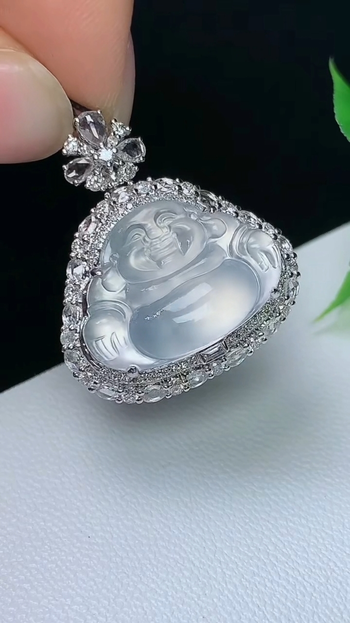 天然A货翡翠白冰佛公吊坠，尺寸25.5-22.4-11.8，裸石13-18.3，重量:5.41g
10月8日